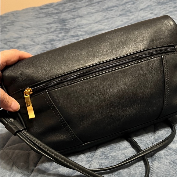 Stone & Co. Elegant Black Crossbody Bag - Picture 3 of 8